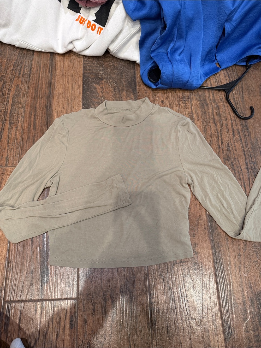 Women’s Long Sleeve Mock Neck Top in Taupe